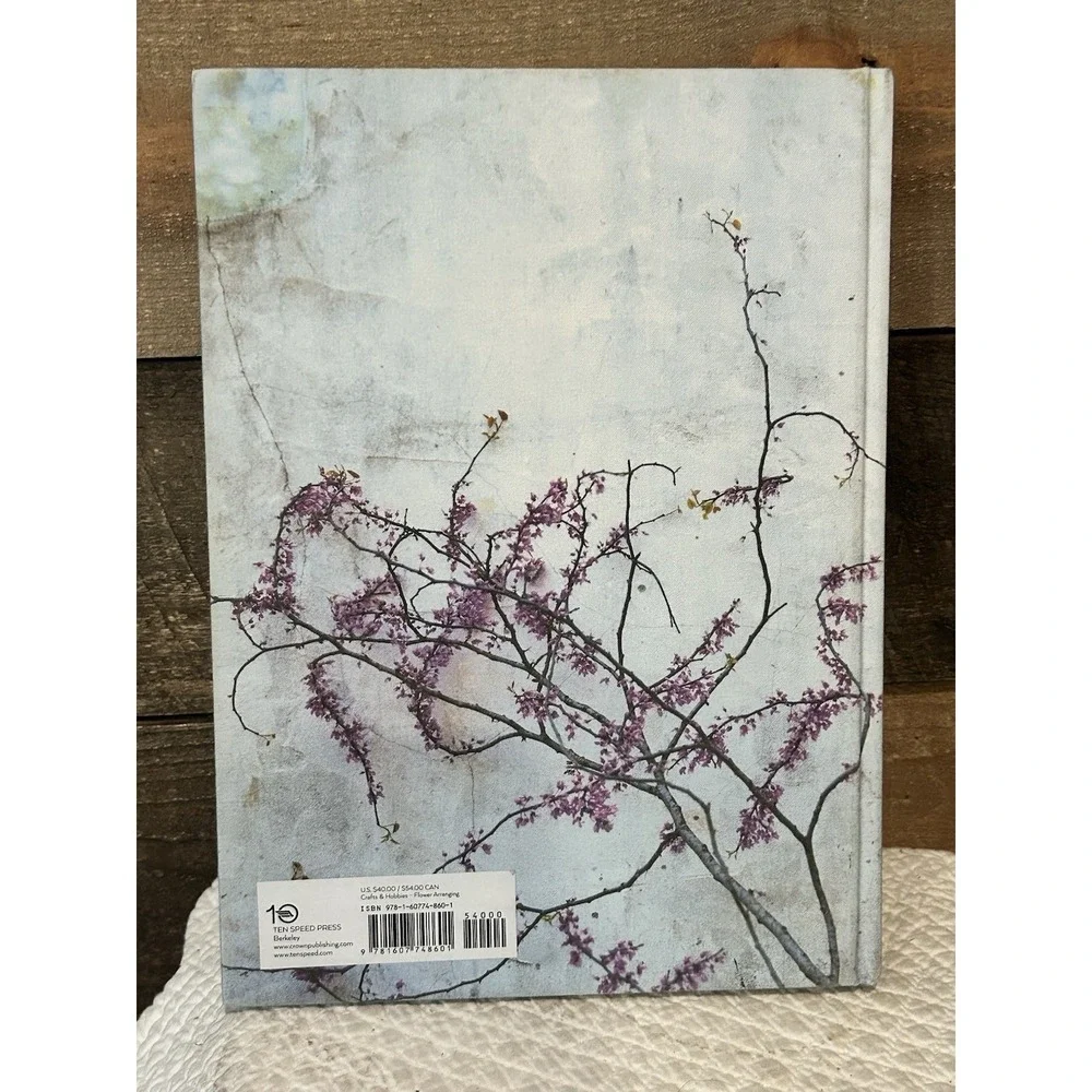 Foraged Flora: A Year of Gathering and Arranging‎ Wild Plants and Flowers